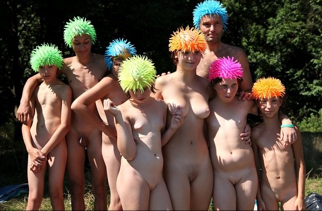 Picknick foto des Familien nudismus im Freien [Naturism Online]